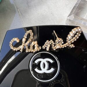 Very cute stud earrings Beautiful earrings embellished with Cristal’s and pearls